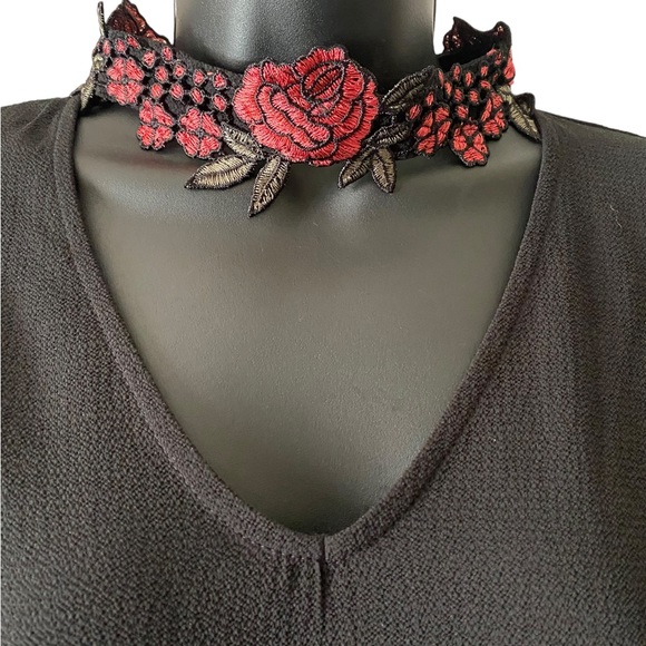 NWT Signature Studio black top V-neck cutout & embroidered collar 3/4 sleeve M - Picture 7 of 9